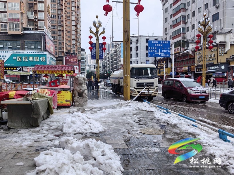 以雪為令  聞雪而動 ——松桃志愿服務隊為群眾安全出行保駕護航