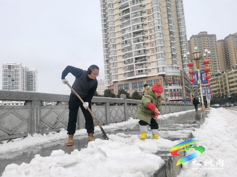 以雪為令  聞雪而動 ——松桃志愿服務隊為群眾安全出行保駕護航