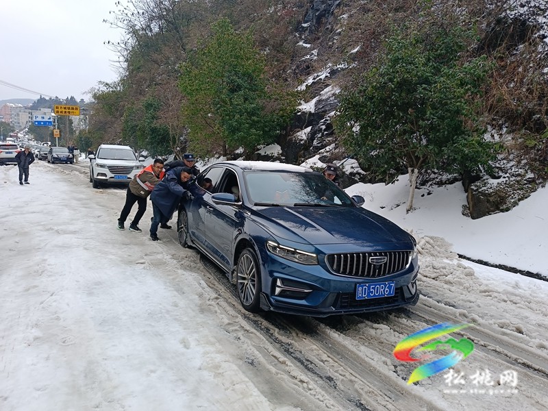 以雪為令  聞雪而動 ——松桃志愿服務隊為群眾安全出行保駕護航