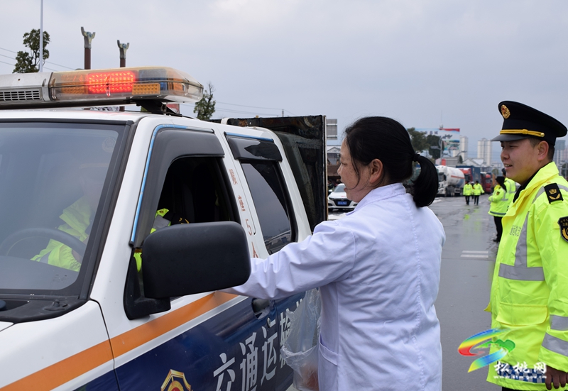 縣民族中醫(yī)院:寒冬送溫暖,熱身又暖心