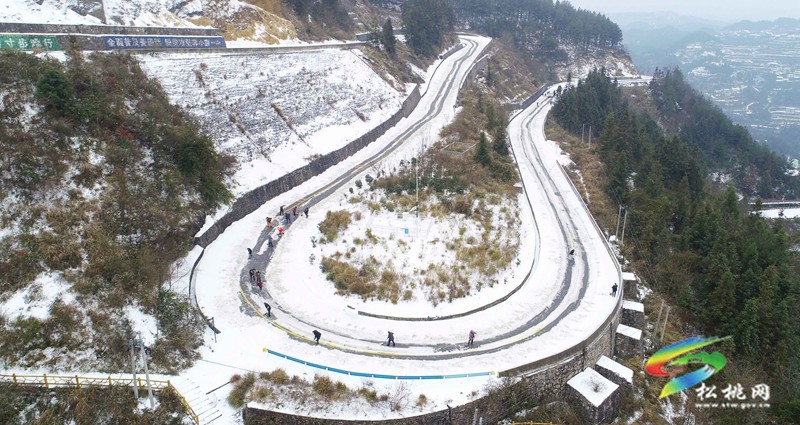 松桃：黨員除雪保暢迎春節(jié)