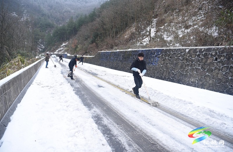 松桃：黨員除雪保暢迎春節(jié)