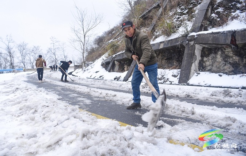 松桃：黨員除雪保暢迎春節(jié)