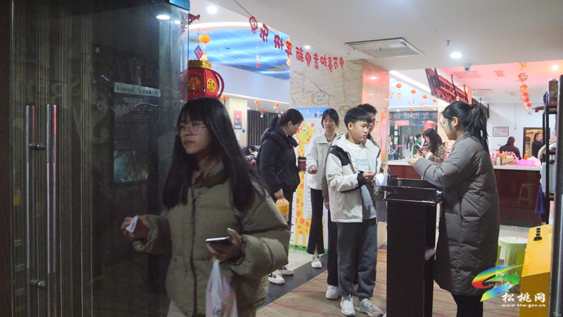 【網(wǎng)絡(luò)中國(guó)節(jié)·春節(jié)】春節(jié)期間  消費(fèi)市場(chǎng)“熱”起來