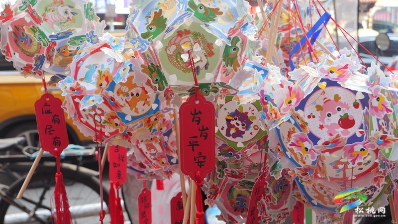 【網(wǎng)絡(luò)中國節(jié)·春節(jié)】松桃：春節(jié)廣場(chǎng)趕集忙 玩耍嬉戲好時(shí)光