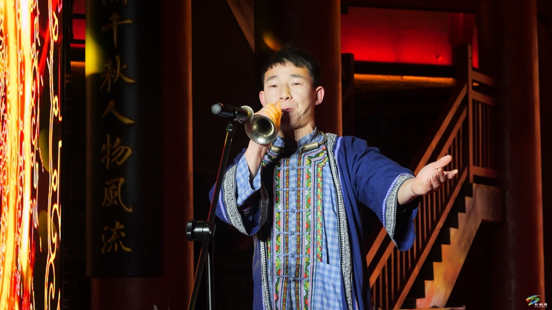 驚艷又震撼!松桃苗族非遺秀演巡游銅仁中南門(mén)
