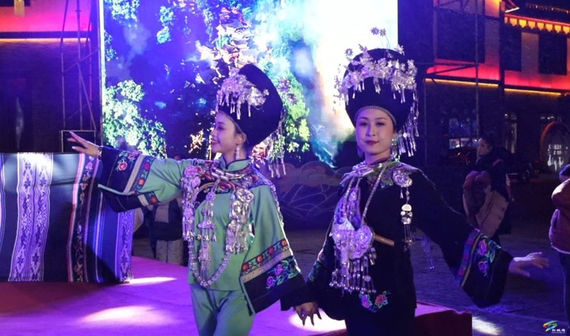 驚艷又震撼!松桃苗族非遺秀演巡游銅仁中南門(mén)