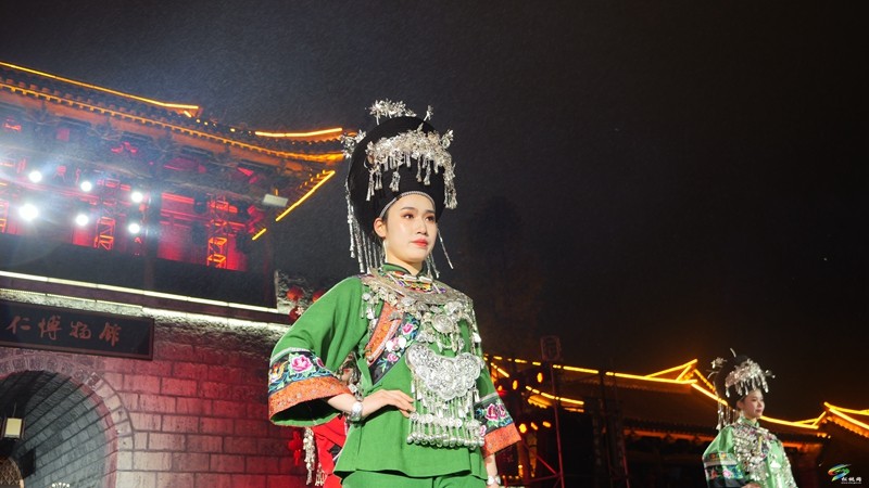 驚艷又震撼!松桃苗族非遺秀演巡游銅仁中南門(mén)