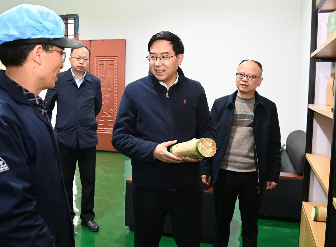 李作勛在松桃苗族自治縣宣講全國(guó)兩會(huì)精神