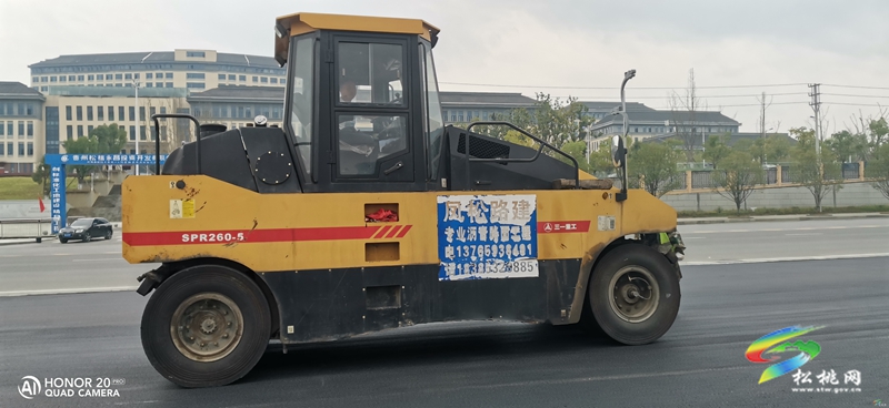 看！松桃縣城九龍湖人行道鋪油啦！