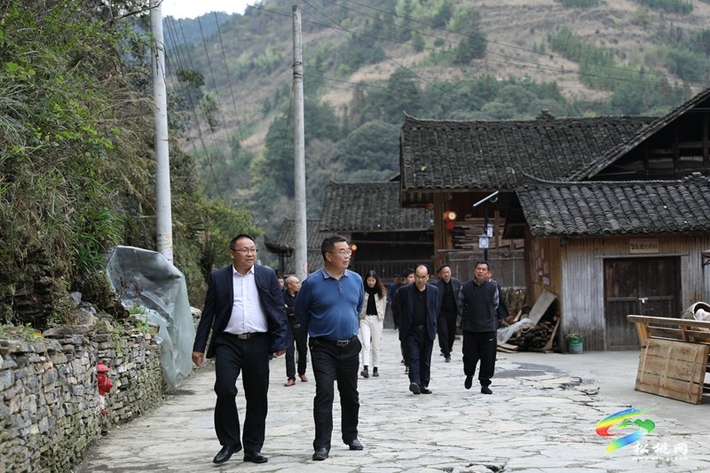 市人大常委會來松開展傳統(tǒng)村落民族特色村寨立法調(diào)研