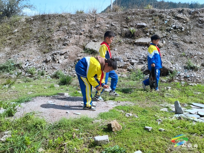 天龍湖小學(xué)組織開展“小手拉大手,共創(chuàng)文明城”主題系列教育實(shí)踐活動(dòng)