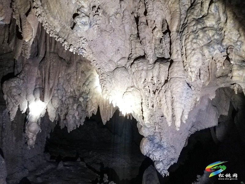 【多彩貴州·花漾中國】黃板鎮(zhèn)小灣村：洞口溶洞 魅力無窮