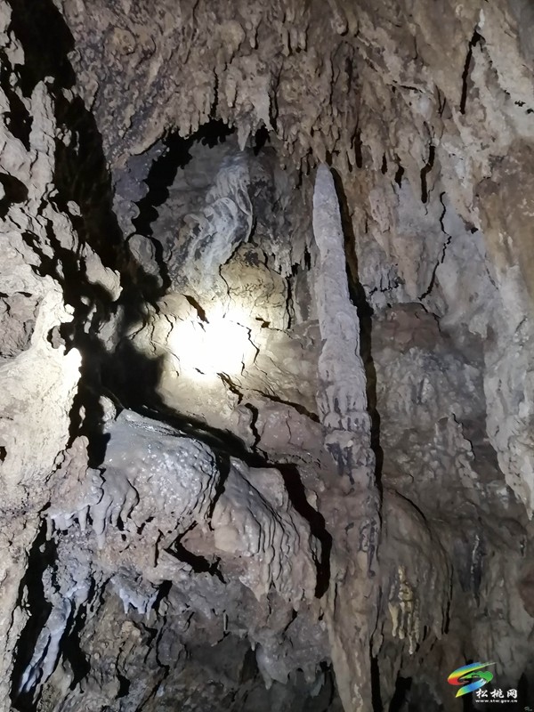 【多彩貴州·花漾中國】黃板鎮(zhèn)小灣村：洞口溶洞 魅力無窮