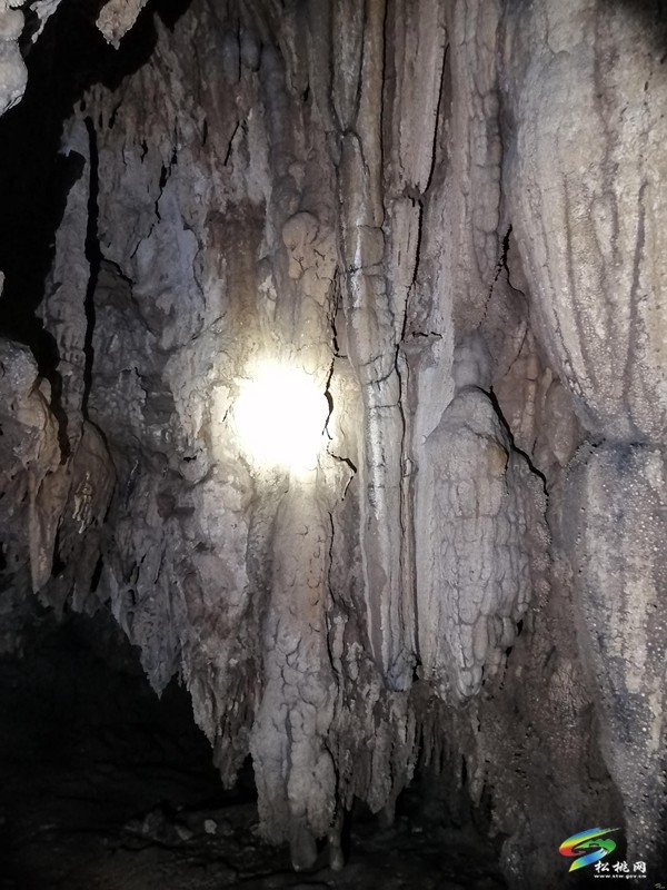 【多彩貴州·花漾中國】黃板鎮(zhèn)小灣村：洞口溶洞 魅力無窮