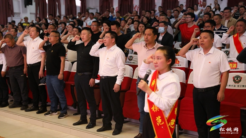 松桃民族中學(xué)召開師德師風(fēng)建設(shè)暨“師德模范”表揚(yáng)會