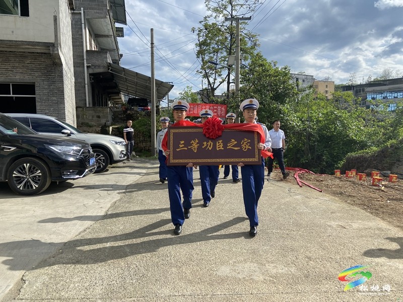 松桃消防開展“送獎到家”活動