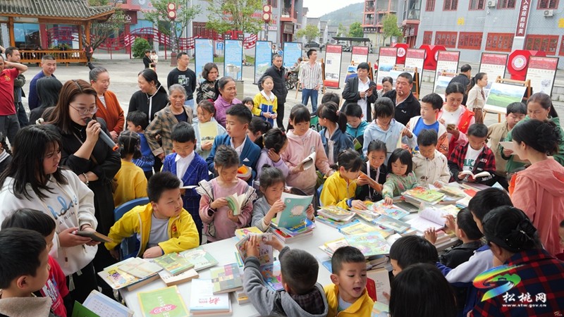 流動圖書車開進移民搬遷點 團山搬遷群眾沐浴書香