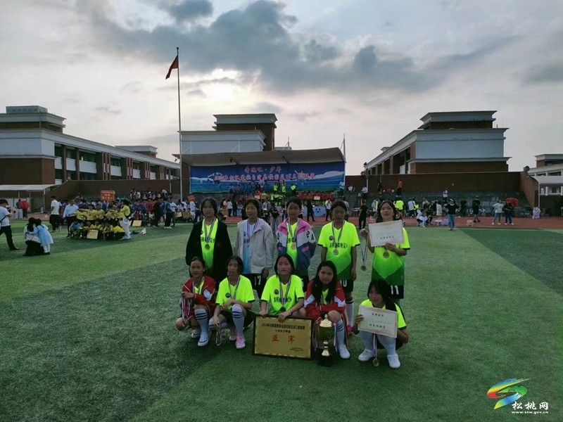 寨英鎮(zhèn)小學(xué)男女足球代表隊在全縣2024年校園足球三級聯(lián)賽中取得好成績