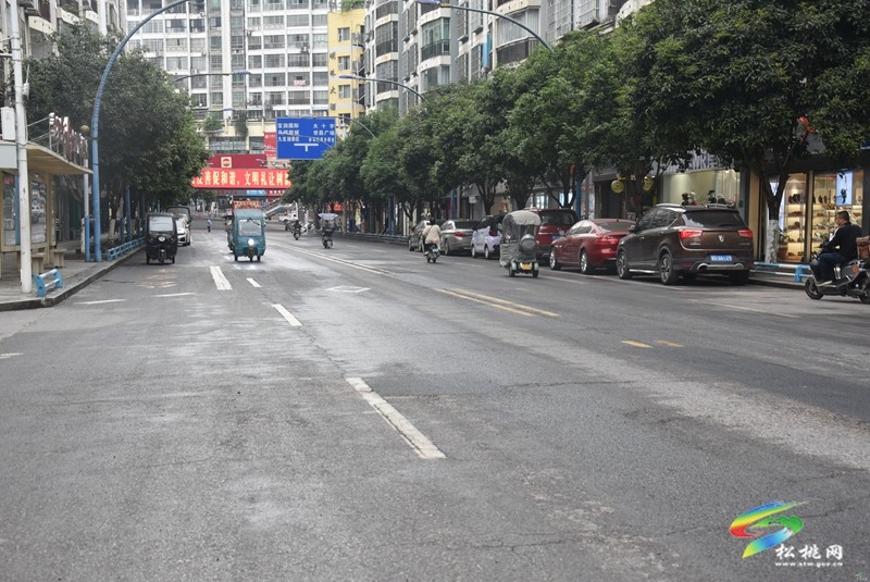 松桃：文明守規(guī)  車輛有序停放