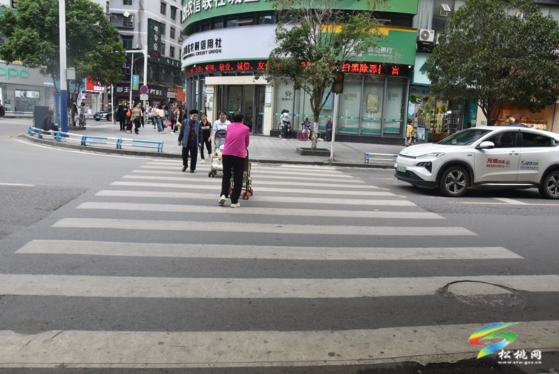 松桃：文明守規(guī)  車輛有序停放