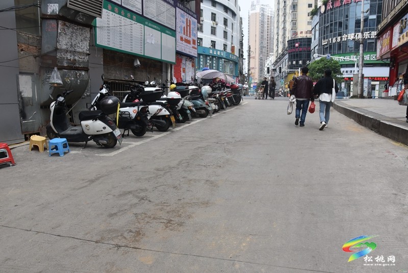 松桃：文明守規(guī)  車輛有序停放