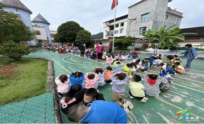 孟溪鎮(zhèn)幼兒園開展“防震減災(zāi)”應(yīng)急逃生演練活動