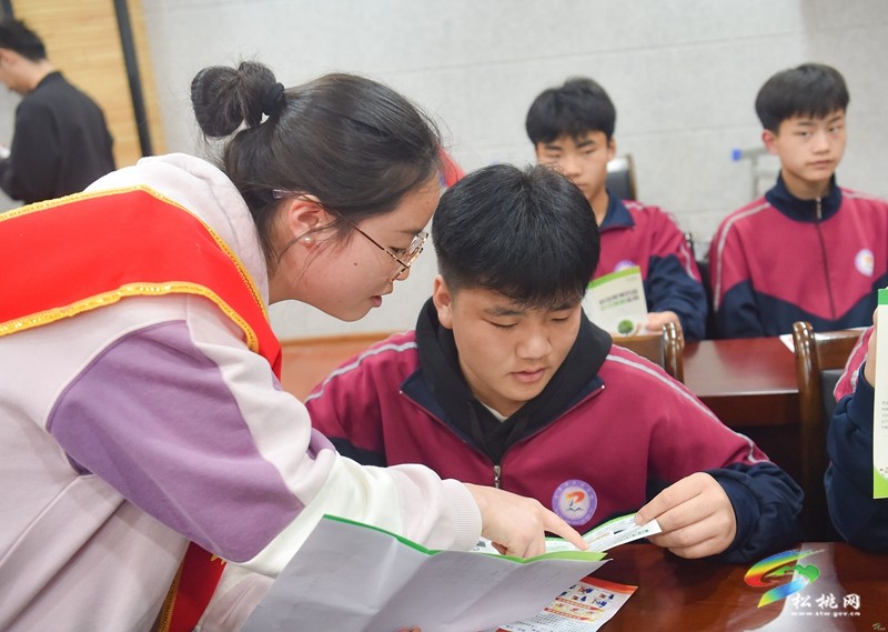 盤石鎮(zhèn):“社工黔行”進(jìn)校園