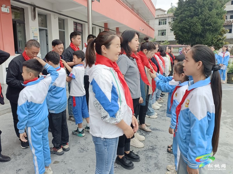 妙隘鄉(xiāng)完小舉辦少先隊(duì)新隊(duì)員入隊(duì)宣誓儀式