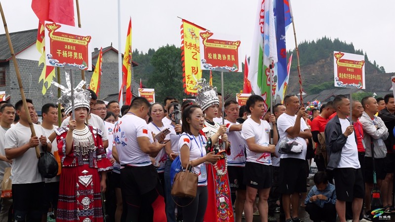 【網(wǎng)絡(luò)中國節(jié)·端午】九龍競渡 鼓舞苗鄉(xiāng)|松桃2024年“三融杯”傳統(tǒng)龍舟賽開幕