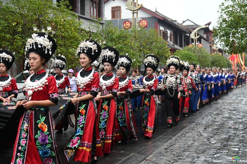 【網(wǎng)絡(luò)中國節(jié)·端午】九龍競渡 鼓舞苗鄉(xiāng)|松桃2024年“三融杯”傳統(tǒng)龍舟賽開幕