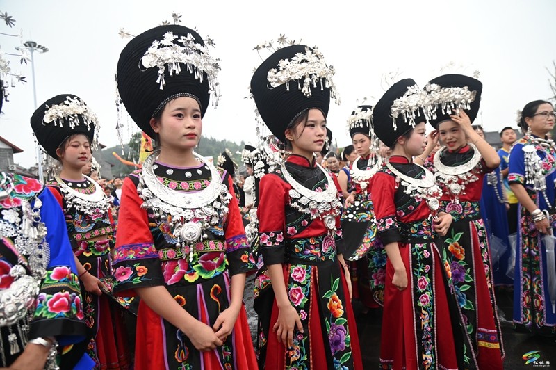 【網(wǎng)絡(luò)中國節(jié)·端午】九龍競渡 鼓舞苗鄉(xiāng)|松桃2024年“三融杯”傳統(tǒng)龍舟賽開幕