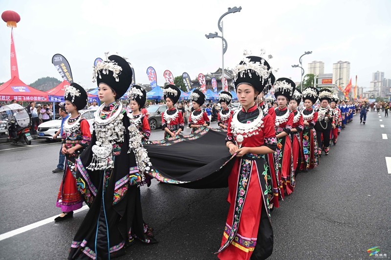 【網(wǎng)絡(luò)中國(guó)節(jié)·端午】松桃：龍舟競(jìng)渡鼓士氣   苗族文化展風(fēng)采