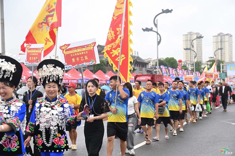 【網(wǎng)絡(luò)中國(guó)節(jié)·端午】松桃：龍舟競(jìng)渡鼓士氣   苗族文化展風(fēng)采
