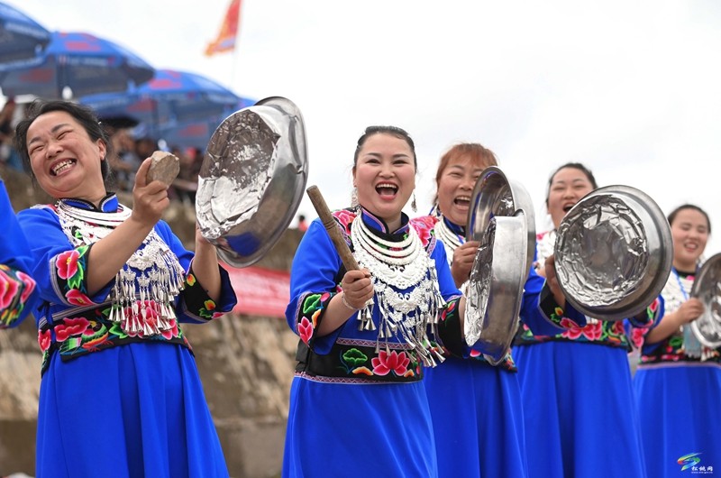【網(wǎng)絡(luò)中國(guó)節(jié)·端午】松桃：龍舟競(jìng)渡鼓士氣   苗族文化展風(fēng)采