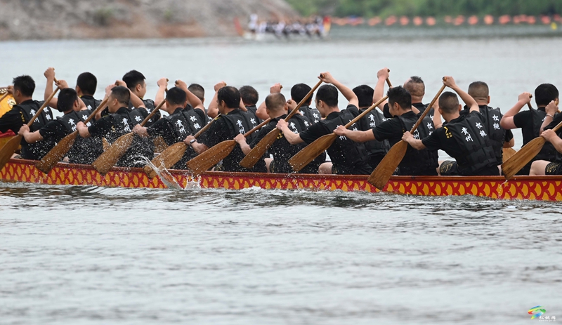 【網(wǎng)絡(luò)中國(guó)節(jié)·端午】松桃：龍舟競(jìng)渡鼓士氣   苗族文化展風(fēng)采