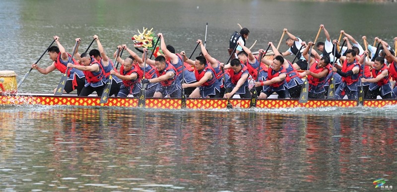 【網(wǎng)絡(luò)中國(guó)節(jié)·端午】松桃：龍舟競(jìng)渡鼓士氣   苗族文化展風(fēng)采