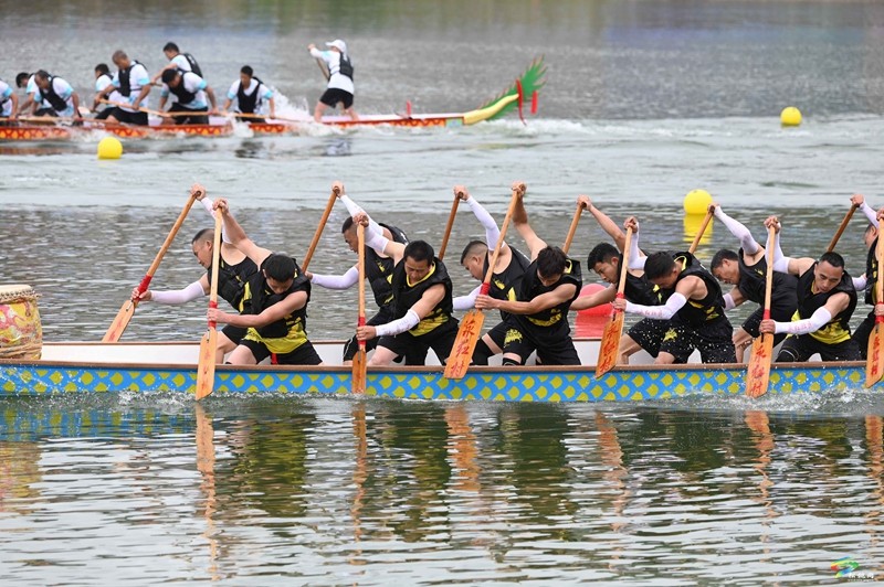 【網(wǎng)絡(luò)中國(guó)節(jié)·端午】松桃：龍舟競(jìng)渡鼓士氣   苗族文化展風(fēng)采