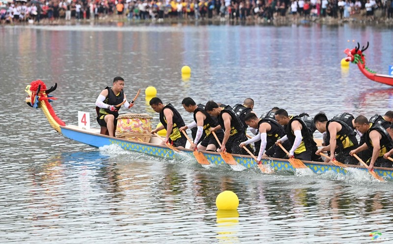 【網(wǎng)絡(luò)中國(guó)節(jié)·端午】松桃：龍舟競(jìng)渡鼓士氣   苗族文化展風(fēng)采