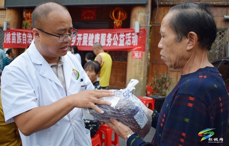 一根針一把草進(jìn)苗寨 呵護(hù)百姓健康
