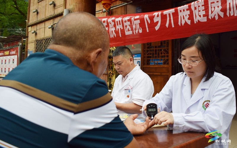 一根針一把草進(jìn)苗寨 呵護(hù)百姓健康