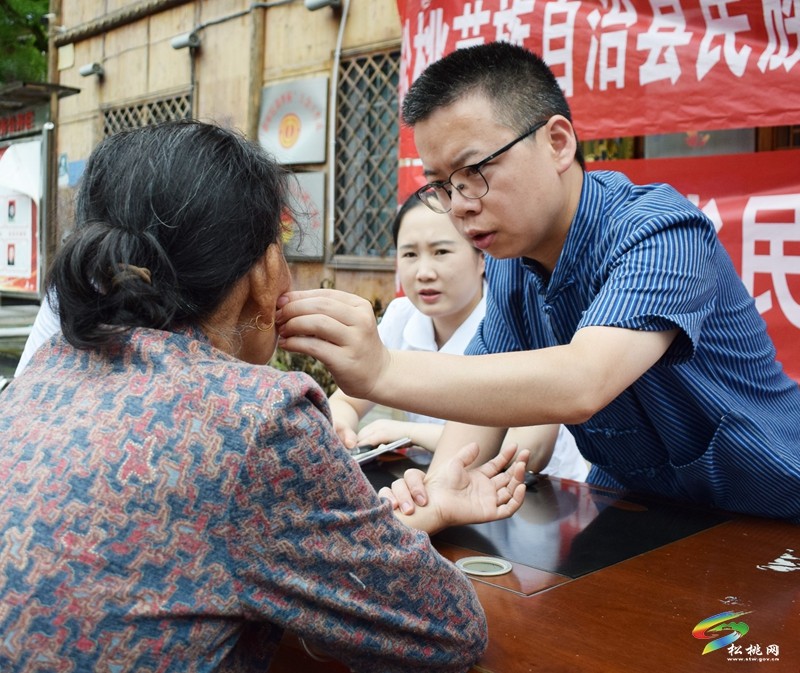 一根針一把草進(jìn)苗寨 呵護(hù)百姓健康