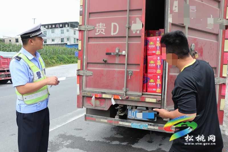 松桃公安交警大隊集中開展貨車風險專項整治縱深推進夏季治安打擊整治行動