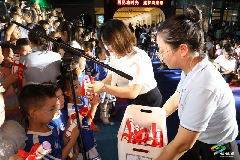 松桃實驗幼兒園舉行2024屆大班畢業(yè)典禮
