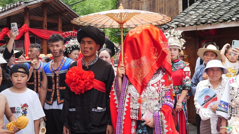 松桃苗王城:苗族情人節(jié)  綻放幸福之花