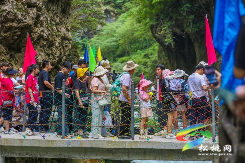 松桃：飛槳濺浪！花式皮劃艇漂流賽“超燃”