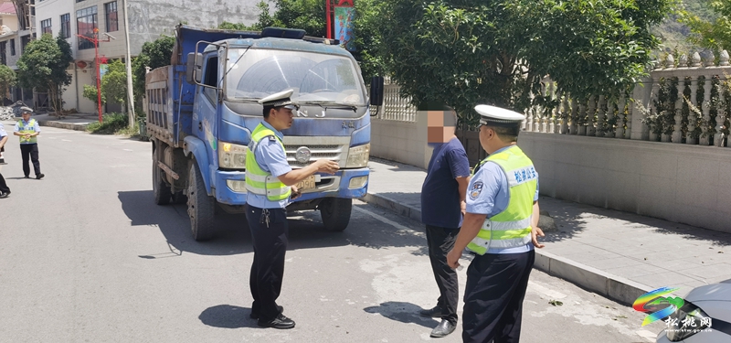 松桃公安交警集中組織開展周末執(zhí)法巡查統(tǒng)一行動(dòng)
