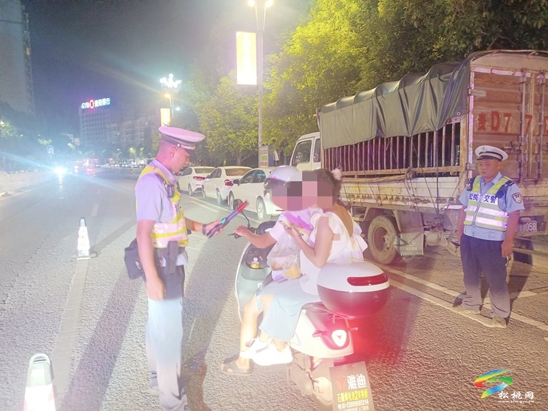 松桃公安交警集中組織開展周末執(zhí)法巡查統(tǒng)一行動(dòng)