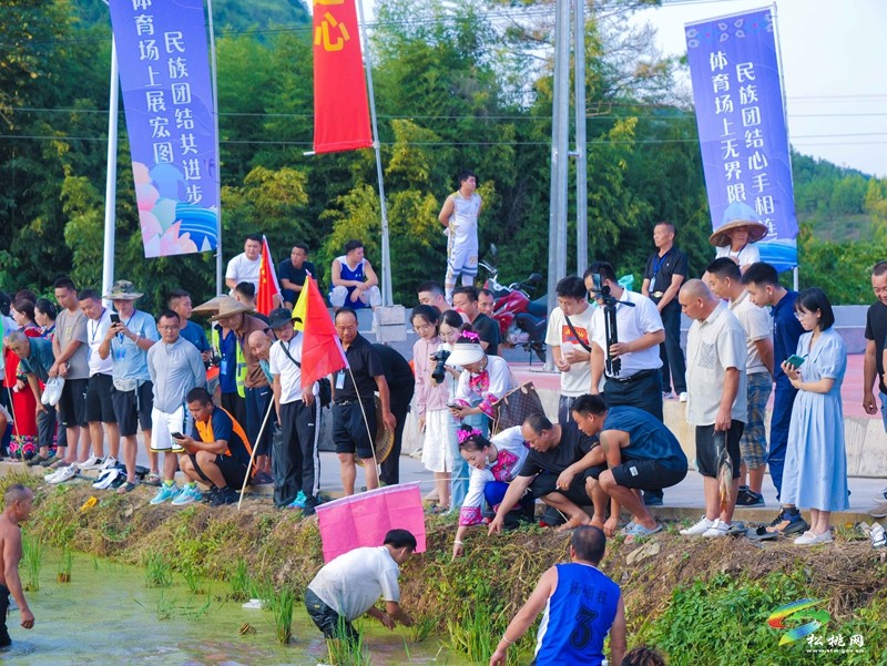 【網(wǎng)絡(luò)中國節(jié)·中秋】木樹鎮(zhèn)開展“黔湘渝”民族團(tuán)結(jié)進(jìn)步第一屆中秋團(tuán)圓杯籃球賽