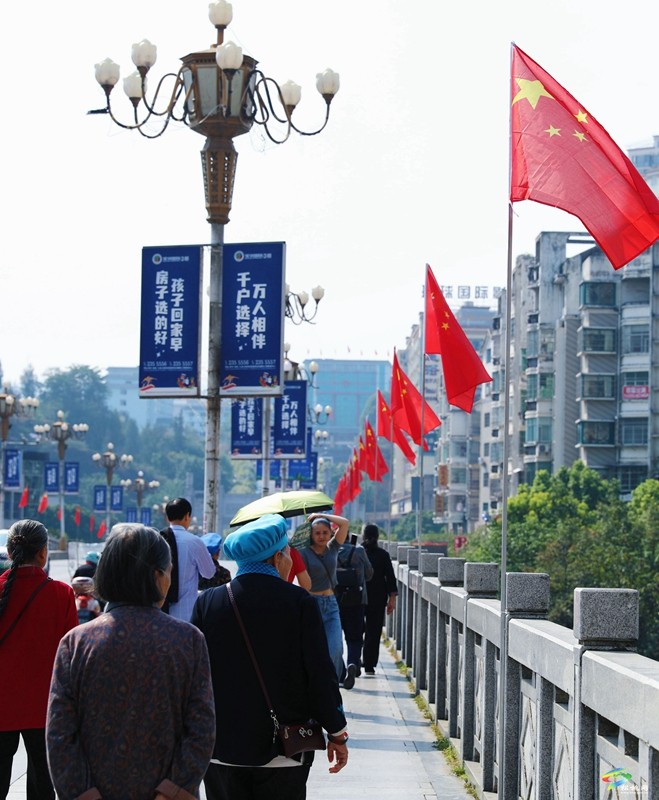 秋高氣爽迎國慶  松桃處處“中國紅”